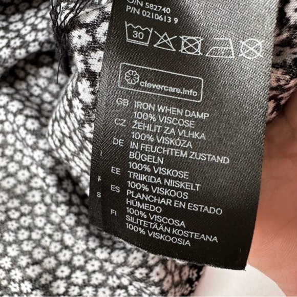 Black Daisy Floral Button Down Low Waisted Mini Skirt size 8 - Picture 8 of 10